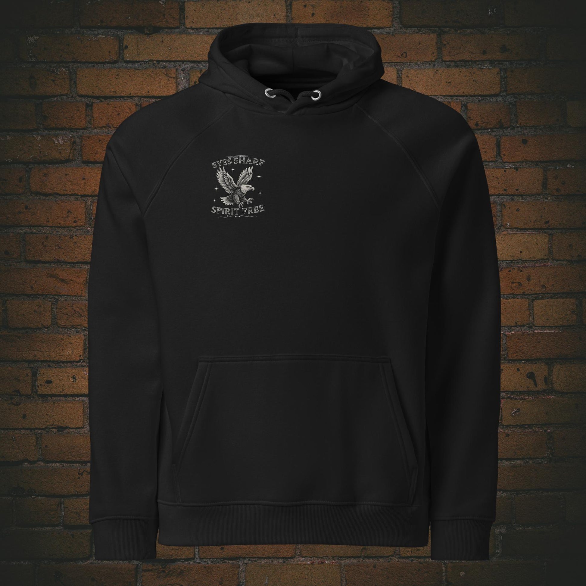 Weißer Adler mit Spruch Eyes Sharp Spirit Free - Druck auf schwarzen Bio Hoodie Unisex Schwarz - Krafttier Kollektion - Druck auf der Brust rechts