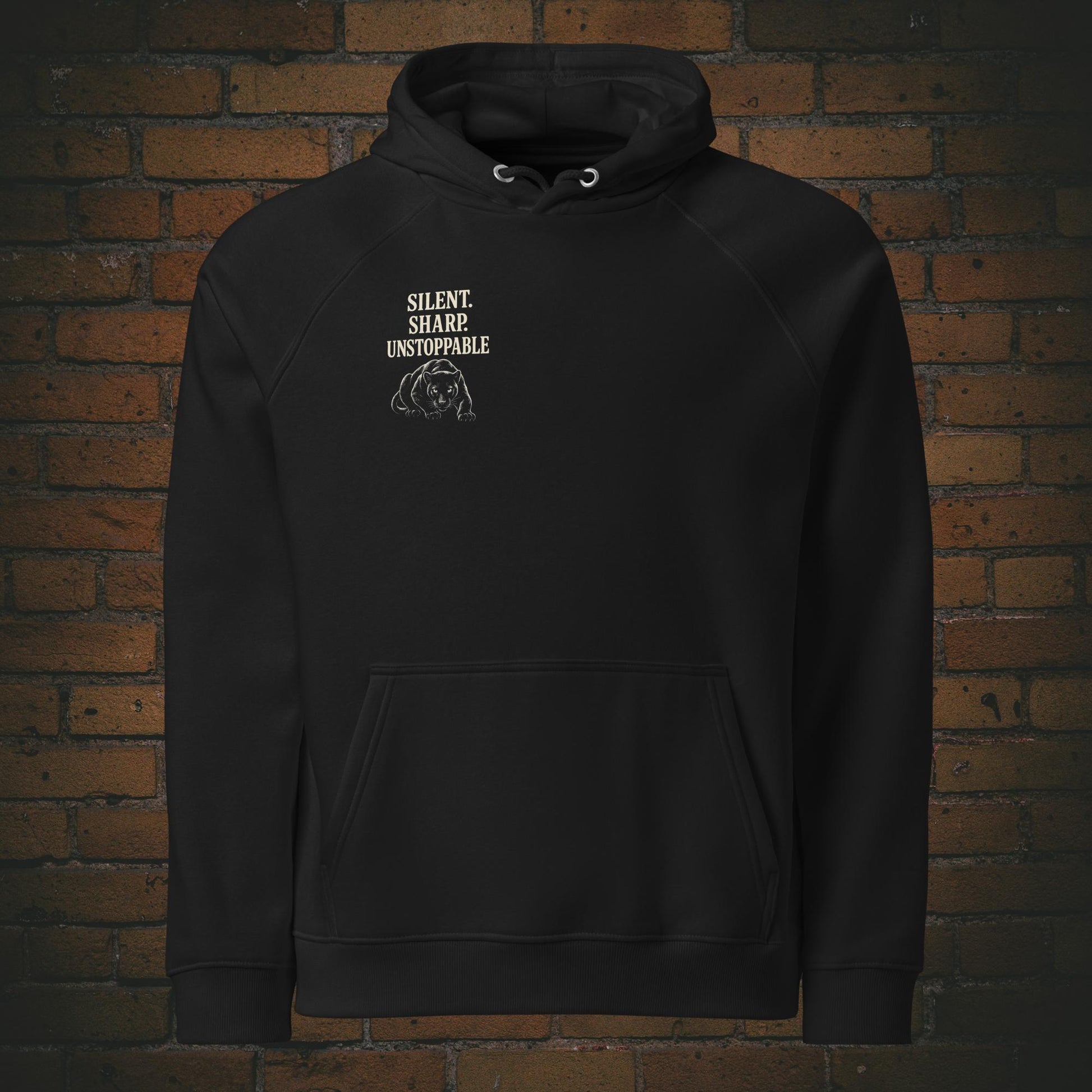 Silent Sharp Unstoppable Hoodie – Schwarzer Panther Bio Unisex - Druck auf der Brust - Kapuzenpullover für Frau und Mann in der Farbe: schwarz