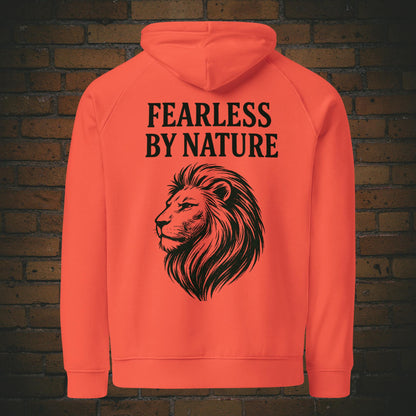 Hoodie Löwe Fearless by Nature – Schwarzes Krafttier Design Unisex - Druck auf dem Rücken - Kapuzenpullover in der Farbe orange