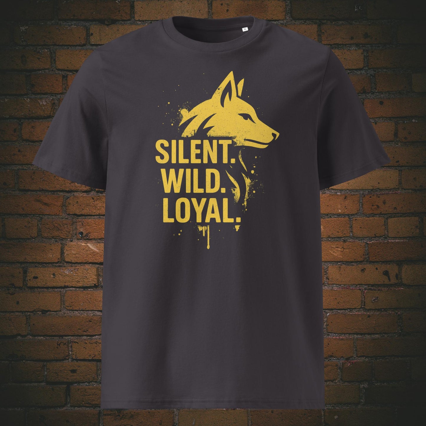 Streetstyle-T-Shirt mit minimalistischer Wolf-Silhouette in Gelb und ausdrucksstarker Typografie – Symbol für Stärke, Wildheit und Treue. Shirt in der Farbe: Anthrazit