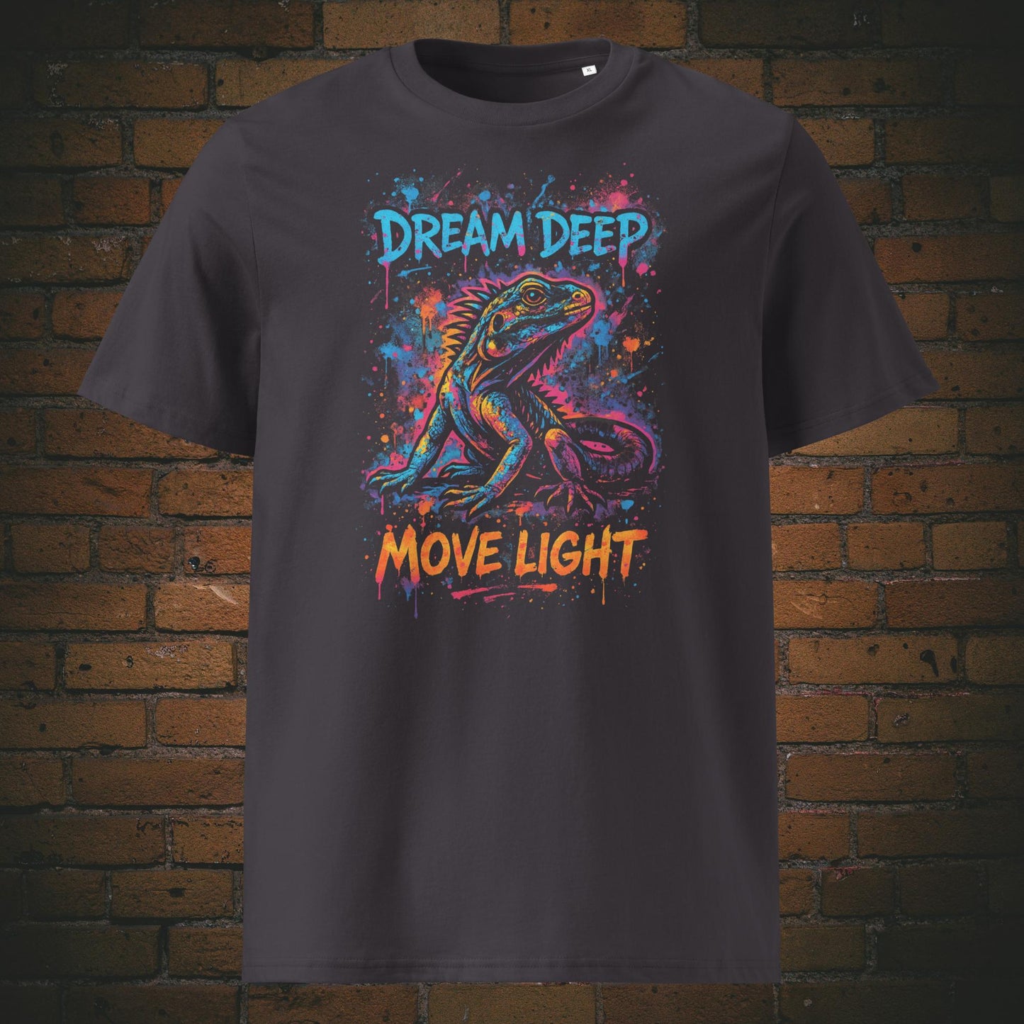 Eidechse  in Farbe und Spruch gedruckt auf T-Shirt in anthraziter Bio-Baumwolle