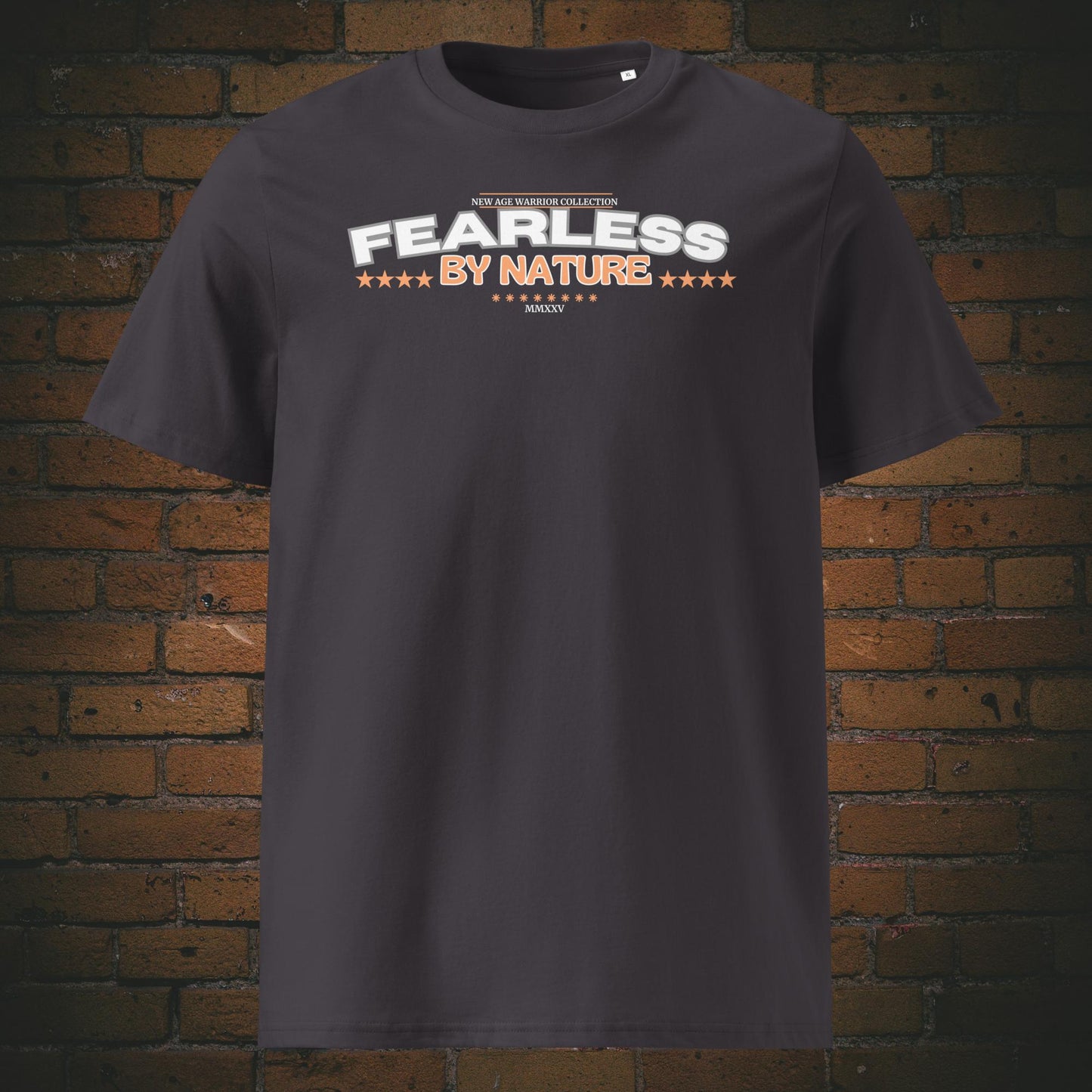 Fearless by Nature – Mutiges Statement Bio-T-Shirt mit Spruch in weiß, grau und orange - Shirtfarbe: anthrazit