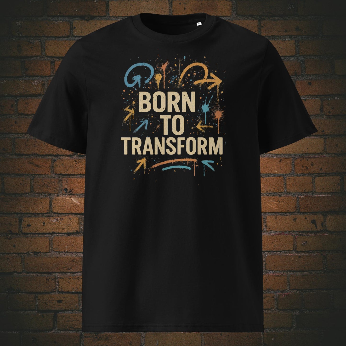 Motivierendes T-Shirt im urbanen Look mit dem Schriftzug „Born to Transform“ – kraftvolle Botschaft für Veränderung und persönliches Wachstum. Shirtfarbe: schwarz