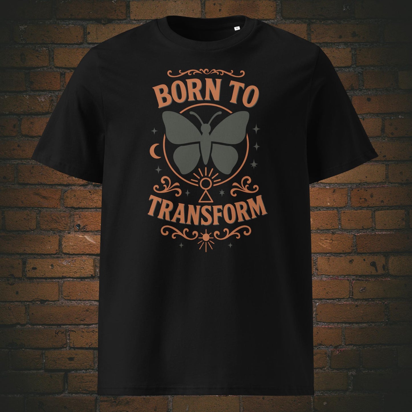 Schwarzes T-Shirt mit Schmetterlingsmotiv und Spruch „Born to Transform“, verziert mit spirituellen Symbolen wie Mond, Sternen und Schlüsselloch – Boho-inspiriertes Design.