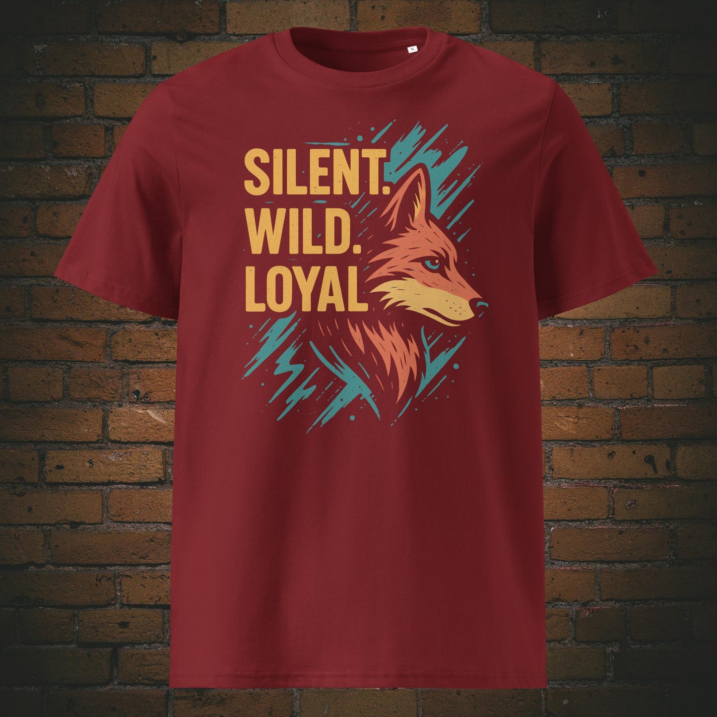 Weinrotes T-Shirt mit Fuchs-Motiv und Spruch „Silent. Wild. Loyal.“ – stilisierte Illustration in leuchtenden Farben mit dynamischem Hintergrund.