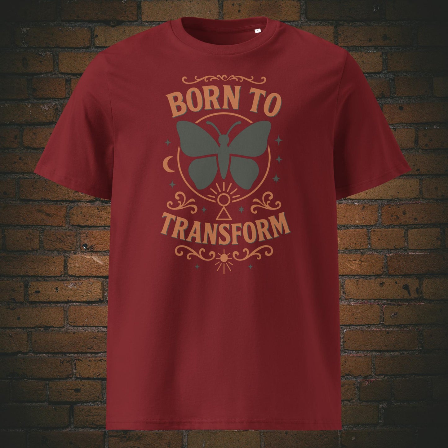 Weinrotes T-Shirt mit Schmetterlingsmotiv und Spruch „Born to Transform“, verziert mit spirituellen Symbolen wie Mond, Sternen und Schlüsselloch – Boho-inspiriertes Design.