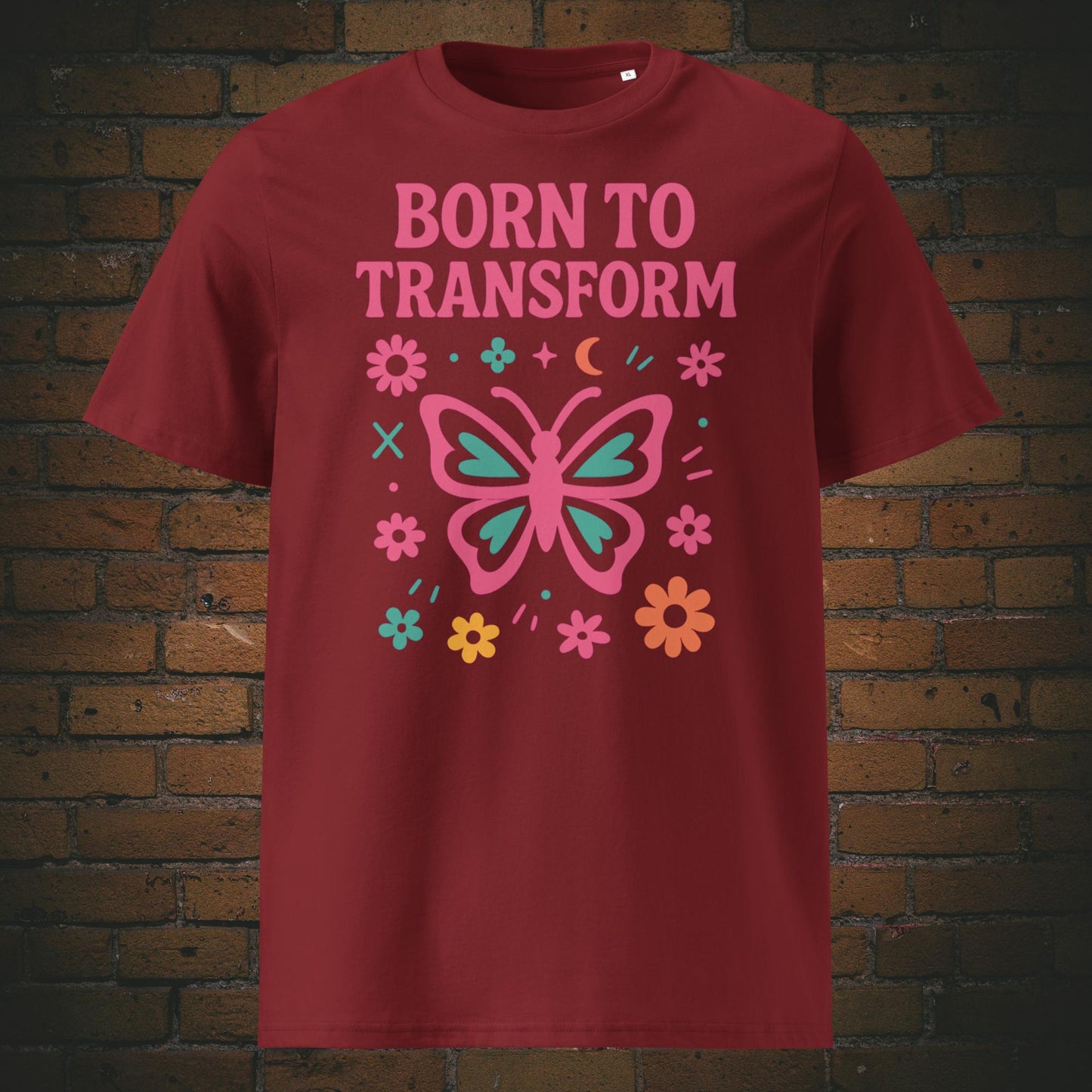 Fröhliches Statement-T-Shirt mit pink-türkisem Schmetterling und floralen Elementen – Symbol für Transformation, Freiheit und positive Energie. Shirtfarbe: weinrot