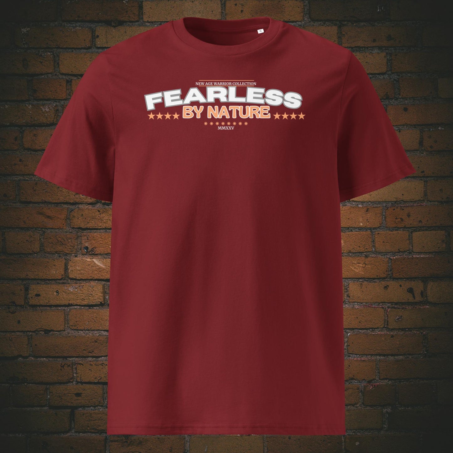 Fearless by Nature – Mutiges Statement Bio-T-Shirt mit Spruch in weiß, grau und orange - Shirtfarbe: weinrot