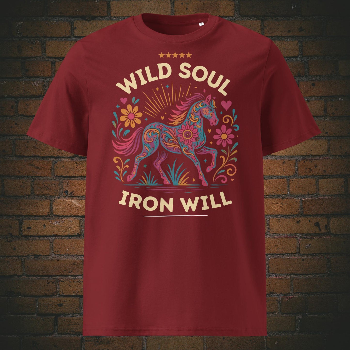 Wild Soul Iron Will – Hippie Pferd Bio T-Shirt Unisex gedruckt auf weinroter Baumwolle