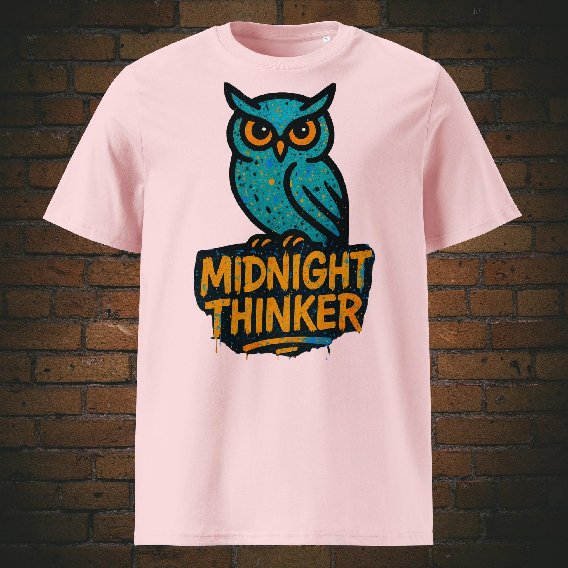 Rosa T-Shirt mit türkisfarbener Eule und Spruch „Midnight Thinker“, modernes Graffiti-Design mit Sprenkel-Effekt und auffälliger Typografie.
