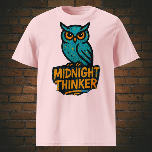 Rosa T-Shirt mit türkisfarbener Eule und Spruch „Midnight Thinker“, modernes Graffiti-Design mit Sprenkel-Effekt und auffälliger Typografie.