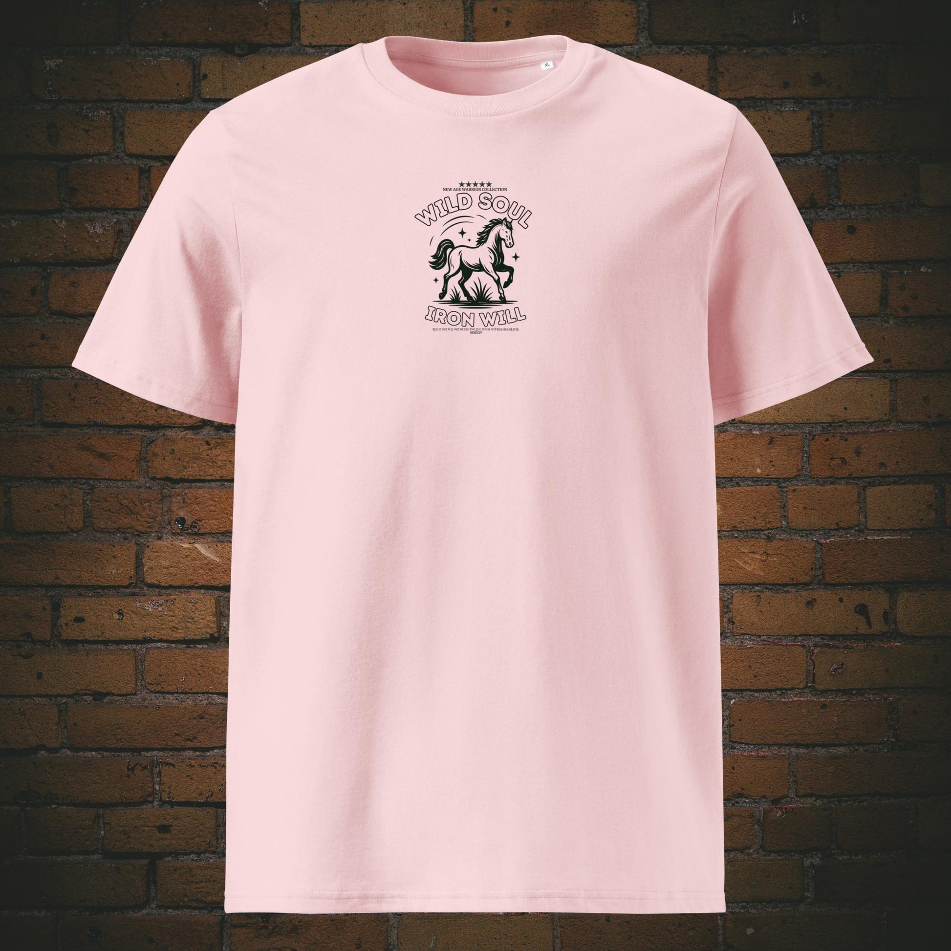 Wild Soul Iron Will – Pferd Krafttier Bio T-Shirt Unisex - Druck Vorderseite auf Bio-Baumwolle in der Farbe: rosa