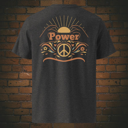 T-Shirts mit Peace-Zeichen, Sonnenaufgang und dem Schriftzug „Power“, umrahmt von floralen Elementen und stilisierten Händen – Front- und Rückenansicht auf dunkelgrau