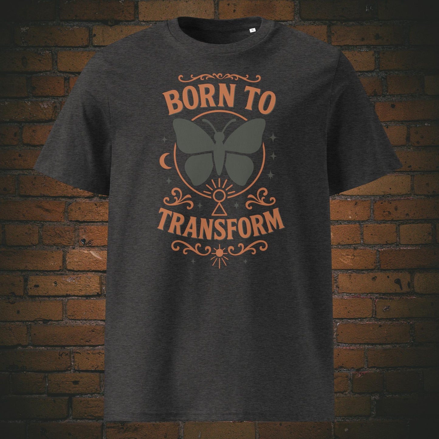 Dunkelgraues T-Shirt mit Schmetterlingsmotiv und Spruch „Born to Transform“, verziert mit spirituellen Symbolen wie Mond, Sternen und Schlüsselloch – Boho-inspiriertes Design.