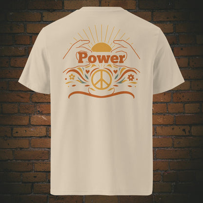 T-Shirts mit Peace-Zeichen, Sonnenaufgang und dem Schriftzug „Power“, umrahmt von floralen Elementen und stilisierten Händen – Front- und Rückenansicht auf Sandfarbenen Shirt