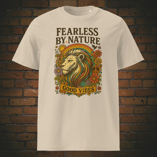 Löwenkopf mit Blumen im Hippie Style und Spruch - T-Shirt hat die Farbe: Sandfarben