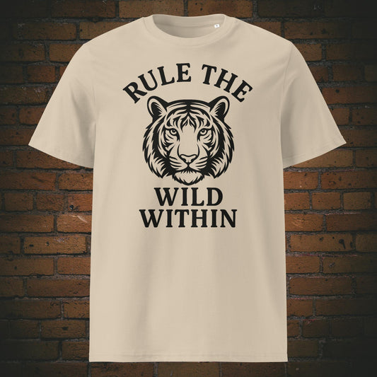 Rule the Wild Within Bio-T-Shirt – minimalistisches Tigerdesign mit Spruch - Shirtfarbe: Sandfarben
