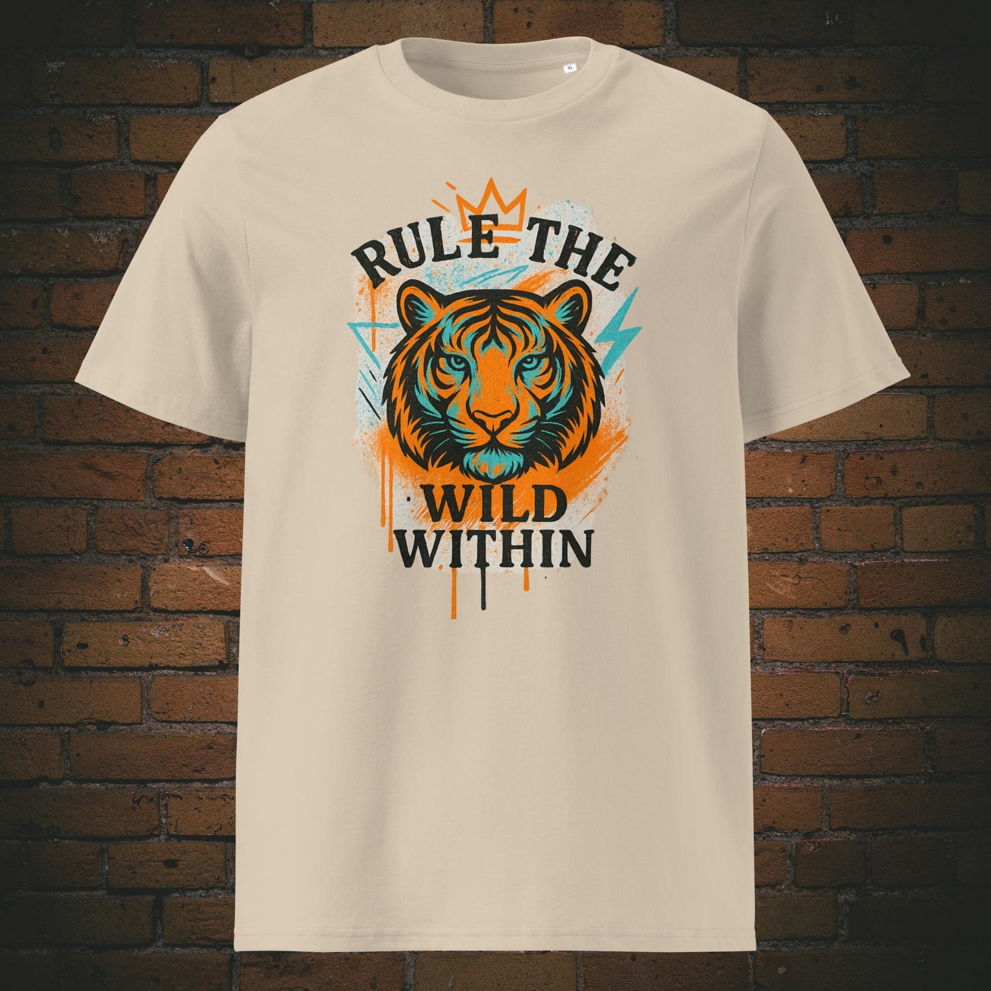Rule the Wild Within Urban Streetwear Bio-T-Shirt – Tigerdesign in Orange & Türkis, 100 % Bio-Baumwolle, fair produziert, nachhaltiger Streetstyle. Shirtfarbe: Sandfarben