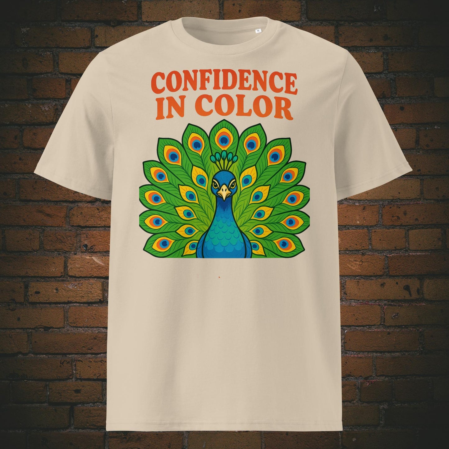 Hippie Pfau Bio-T-Shirt – Confidence in Color Design, bunte Federn - Shirt in der Farbe: sandfarben