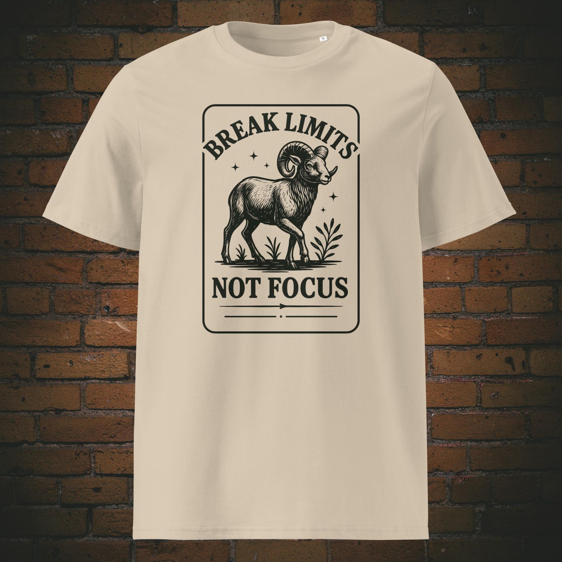Krafttier Steinbock - minimalistisch Schwarzes Design - Spruch: Break Limits, Not Focus - gedruckt auf T-Shirt in der Farbe:Sandfarben