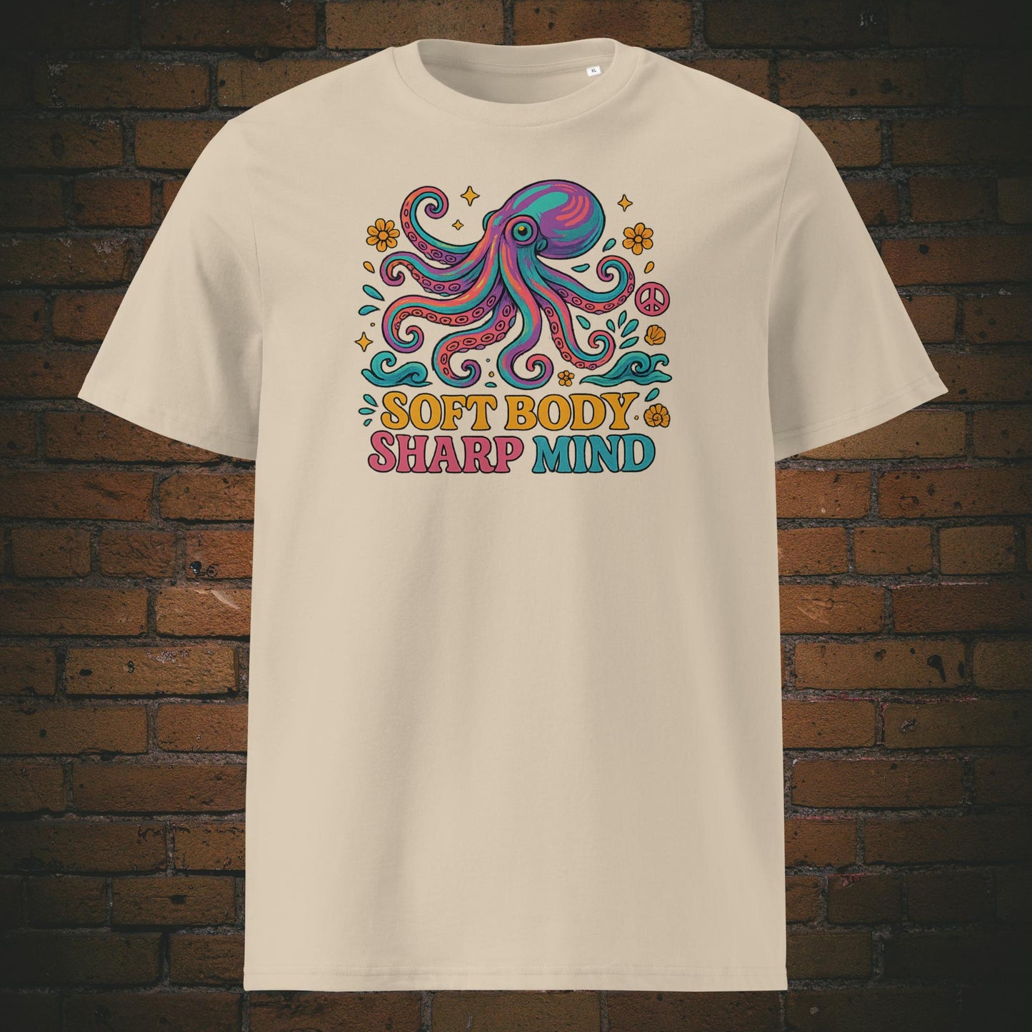 Buntes Octopus - Hippie Stil - Blumen und Schriftzug - Gedruckt auf T-Shirt in der Farbe:Buntes Octopus - Hippie Stil - Blumen und Schriftzug - Gedruckt auf T-Shirt in der Farbe: Sandfarben