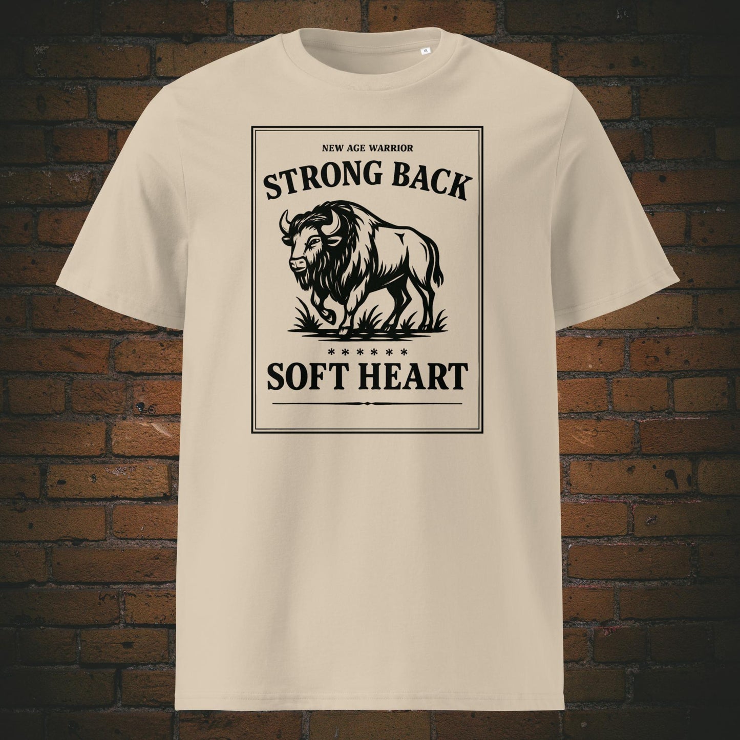 Minimalistischer Büffel in schwarz mit Spruch - Gedruckt auf T-Shirt in der Farbe: Sandfarben