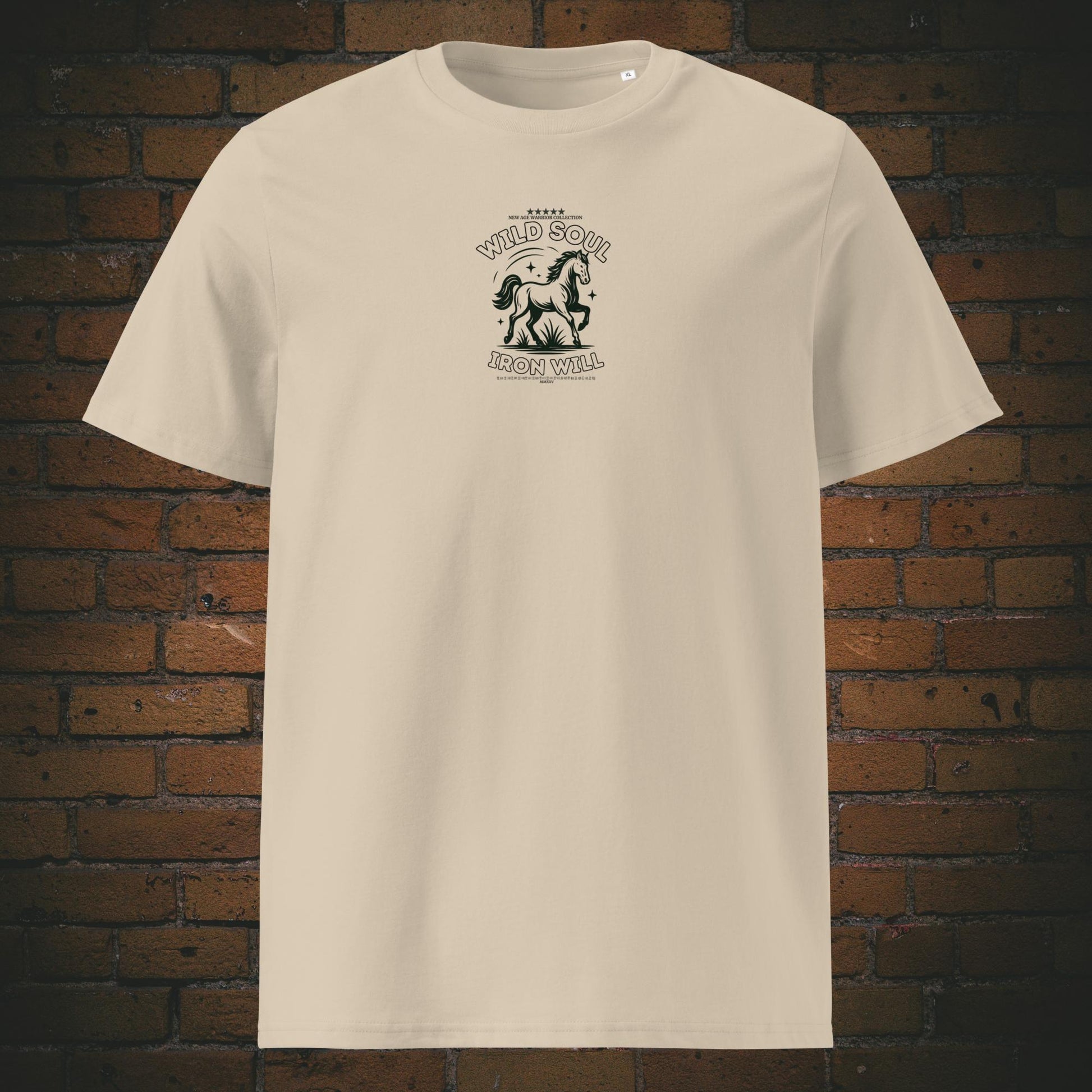 Wild Soul Iron Will – Pferd Krafttier Bio T-Shirt Unisex - Druck Vorderseite auf Bio-Baumwolle in der Farbe: Sandfarben