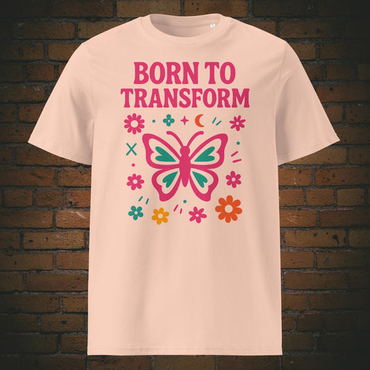 Fröhliches Statement-T-Shirt mit pink-türkisem Schmetterling und floralen Elementen – Symbol für Transformation, Freiheit und positive Energie. Shirtfarbe: helles rosa
