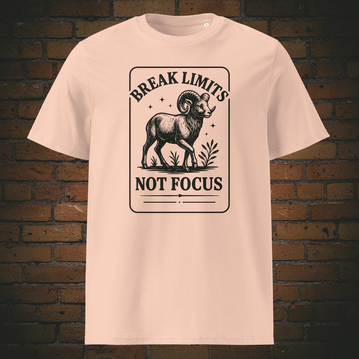 Krafttier Steinbock - minimalistisch Schwarzes Design - Spruch: Break Limits, Not Focus - gedruckt auf T-Shirt in der Farbe: Pfirsichfarben