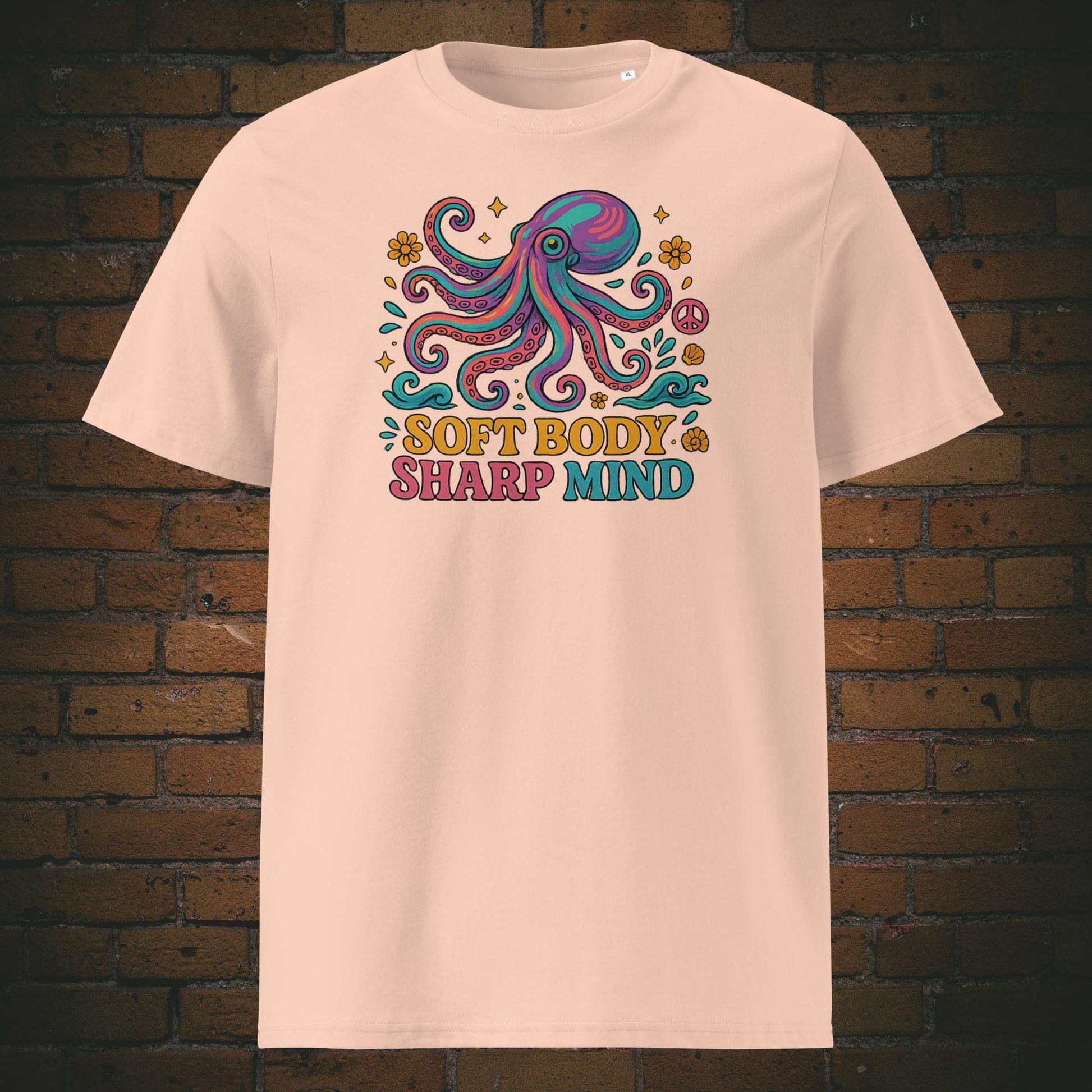 Buntes Octopus - Hippie Stil - Blumen und Schriftzug - Gedruckt auf T-Shirt in der Farbe: Pfirsichfarben