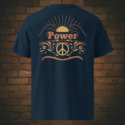 T-Shirts mit Peace-Zeichen, Sonnenaufgang und dem Schriftzug „Power“, umrahmt von floralen Elementen und stilisierten Händen – Front- und Rückenansicht auf dunkelblauen Shirt