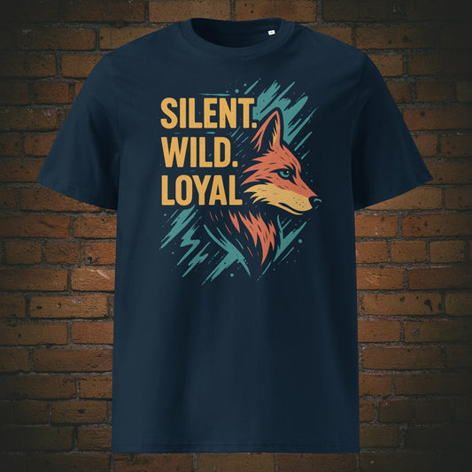 Dunkelblaues T-Shirt mit Fuchs-Motiv und Spruch „Silent. Wild. Loyal.“ – stilisierte Illustration in leuchtenden Farben mit dynamischem Hintergrund.