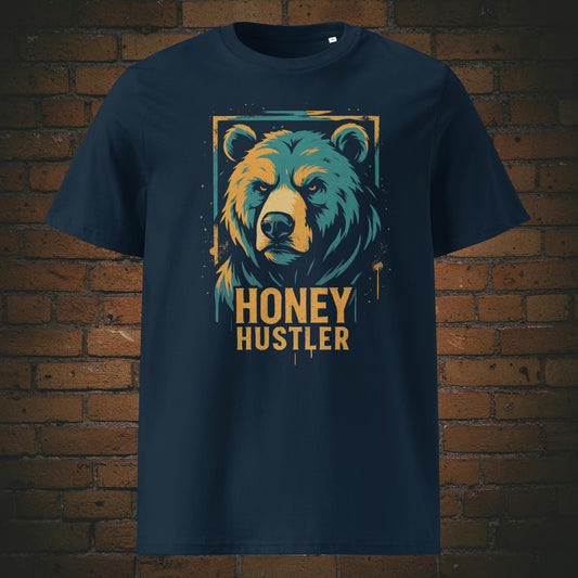 T-Shirt mit stylischem Bärenkopf im Graffiti-Look, kombiniert mit frechem Spruch „Honey Hustler“ – ideal für starke Charaktere mit Humor. Shirtfarbe: dunkelblau