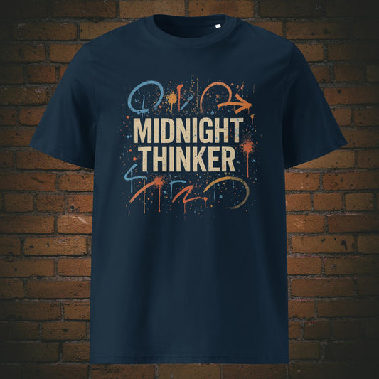 Urbanes Statement-T-Shirt mit kreativer Typografie „Midnight Thinker“ und abstrakten Grafikelementen – perfekt für Nachdenker mit Style. Shirtfarbe: Dunkelblau