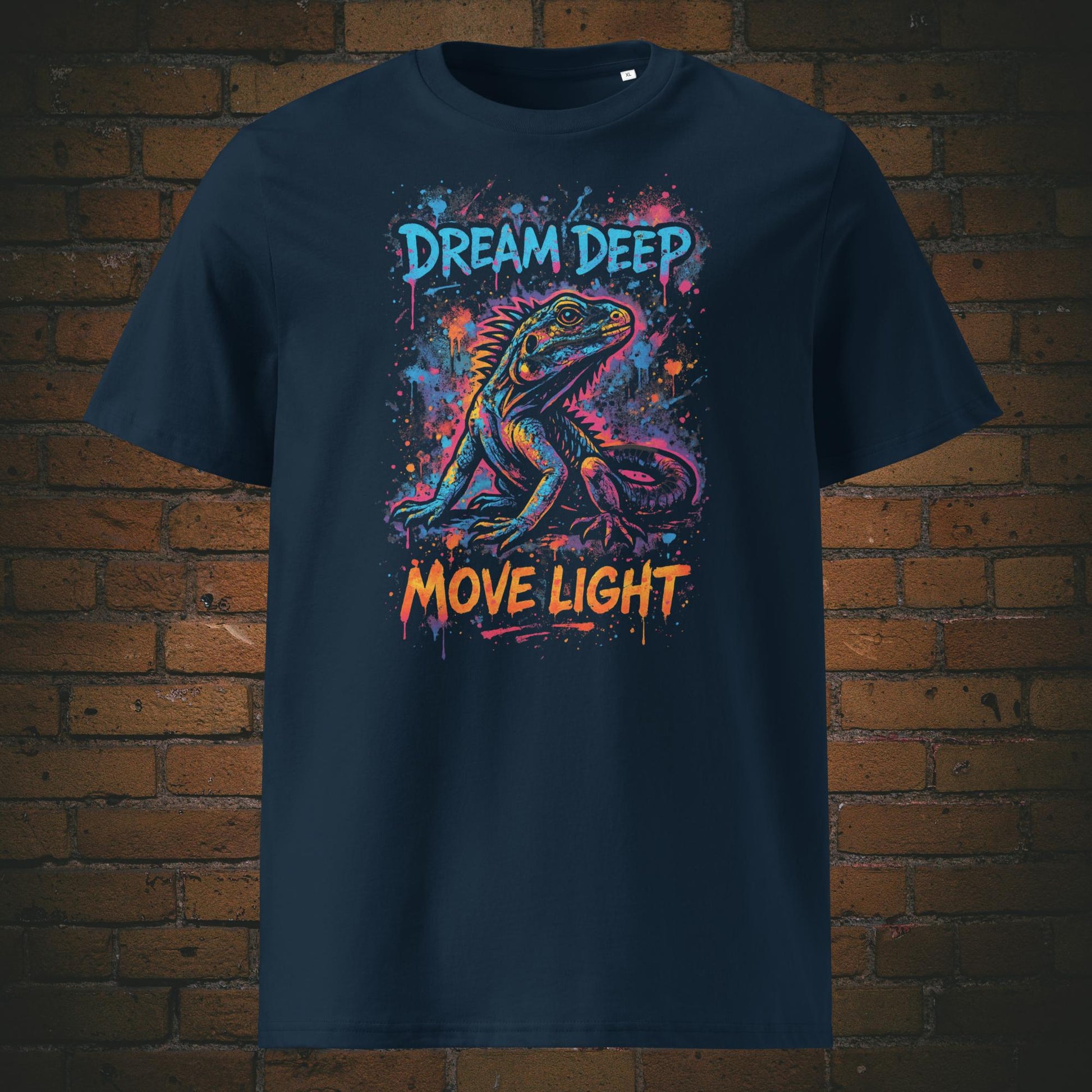 Eidechse  in Farbe und Spruch gedruckt auf T-Shirt in dunkelblauer Bio-Baumwolle