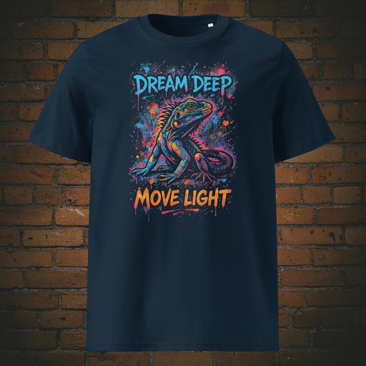 Eidechse  in Farbe und Spruch gedruckt auf T-Shirt in dunkelblauer Bio-Baumwolle
