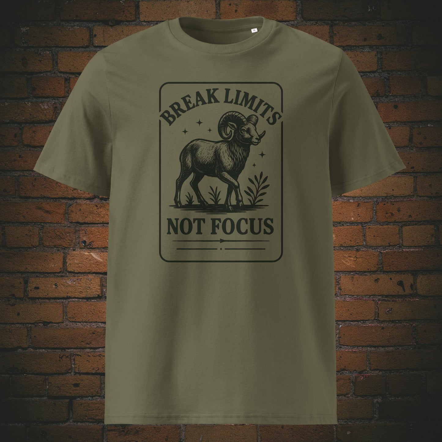Krafttier Steinbock - minimalistisch Schwarzes Design - Spruch: Break Limits, Not Focus - gedruckt auf T-Shirt in der Farbe: khaki