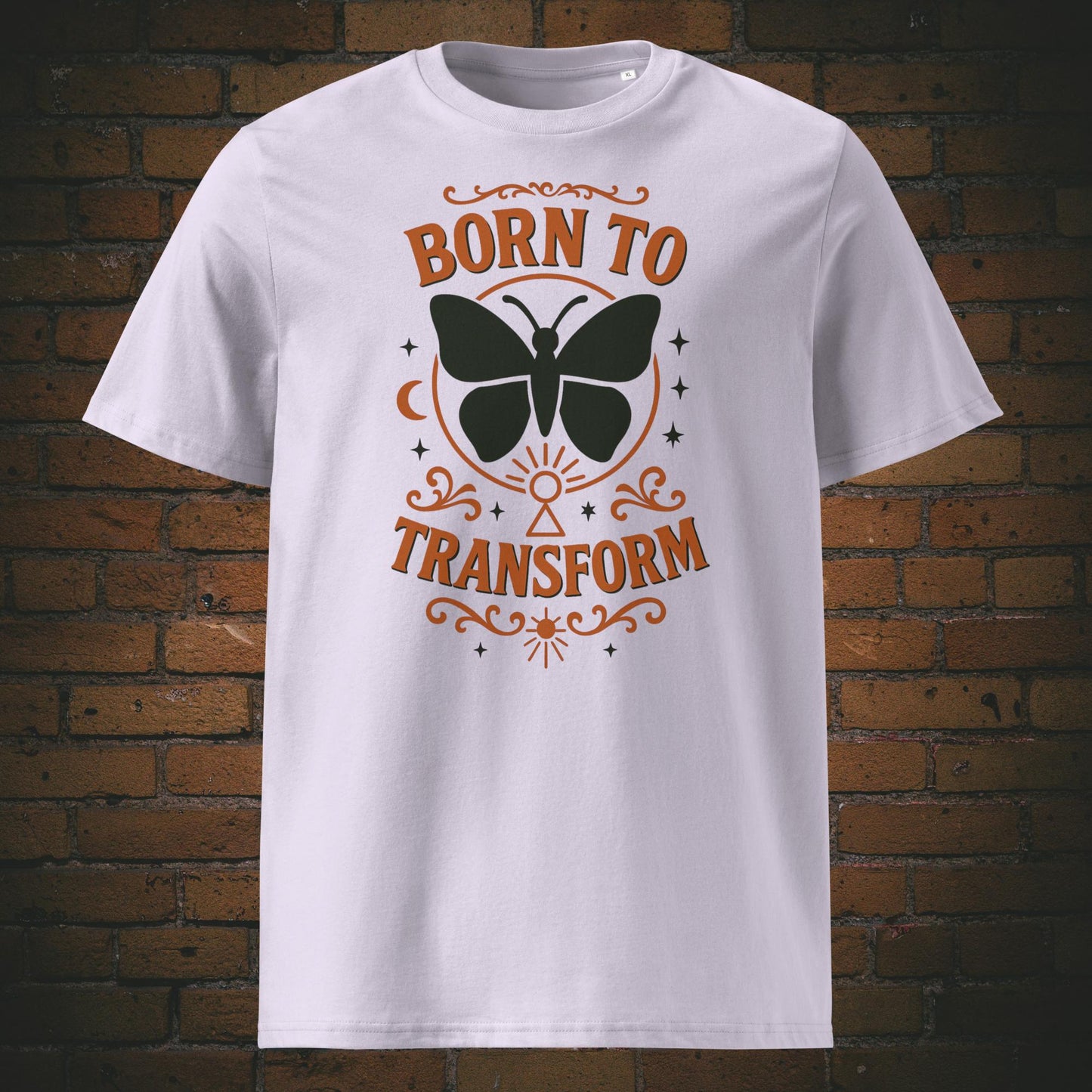 Lavendelfarben T-Shirt mit Schmetterlingsmotiv und Spruch „Born to Transform“, verziert mit spirituellen Symbolen wie Mond, Sternen und Schlüsselloch – Boho-inspiriertes Design.