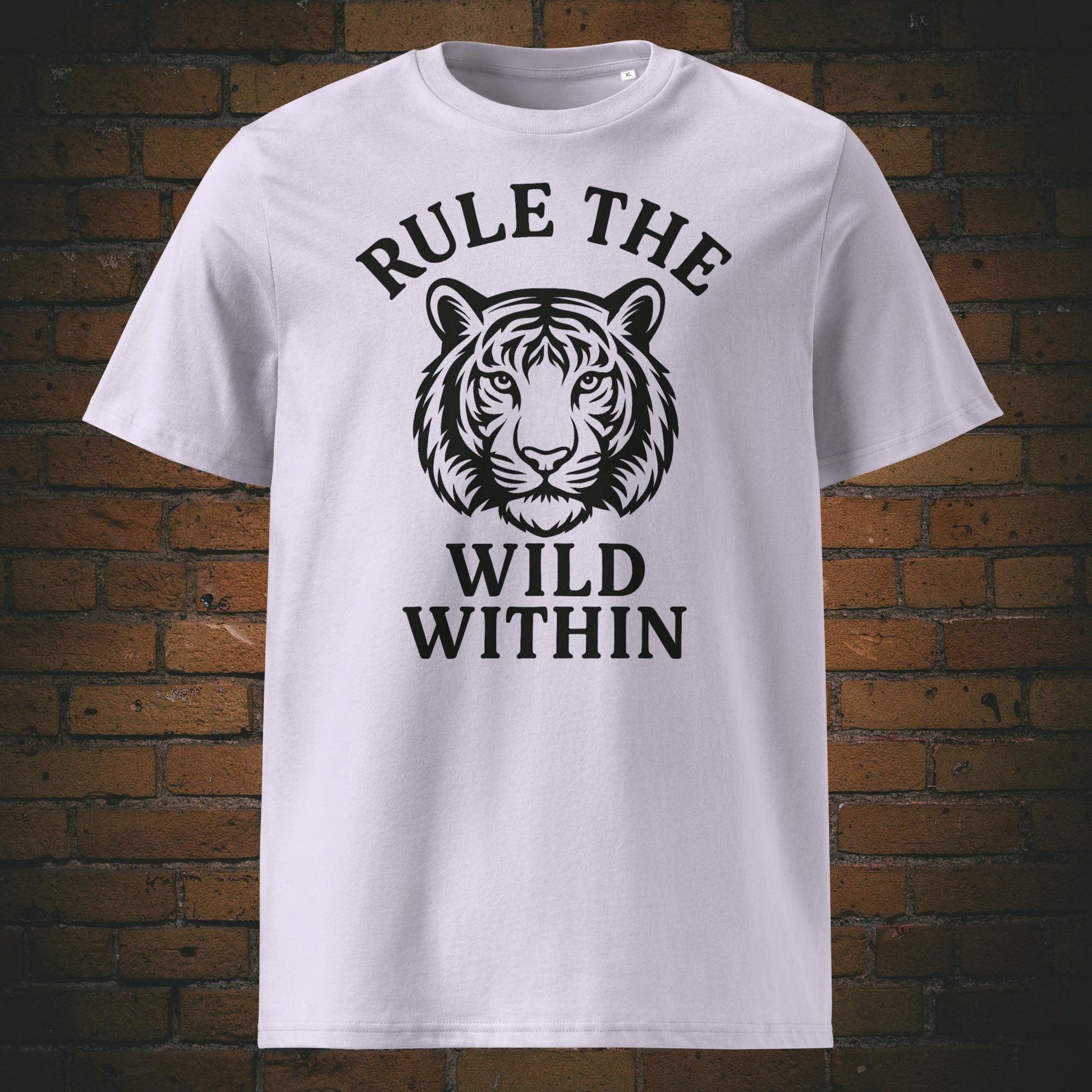 Rule the Wild Within Bio-T-Shirt – minimalistisches Tigerdesign mit Spruch - Shirtfarbe: Lavendel