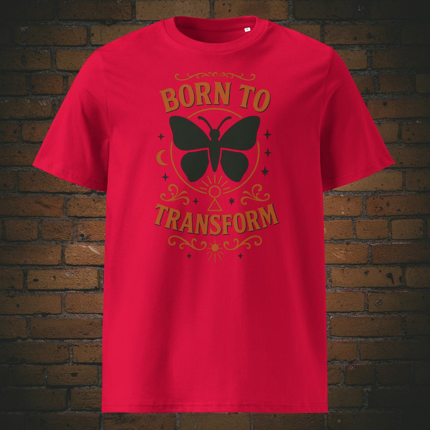 Rotes T-Shirt mit Schmetterlingsmotiv und Spruch „Born to Transform“, verziert mit spirituellen Symbolen wie Mond, Sternen und Schlüsselloch – Boho-inspiriertes Design.