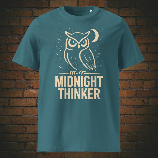 Dunkelgraues T-Shirt mit Eulenmotiv und Spruch „Midnight Thinker“, minimalistische Illustration einer Eule mit Halbmond, ideal für Nachtschwärmer. Shirtfarbe eisblau