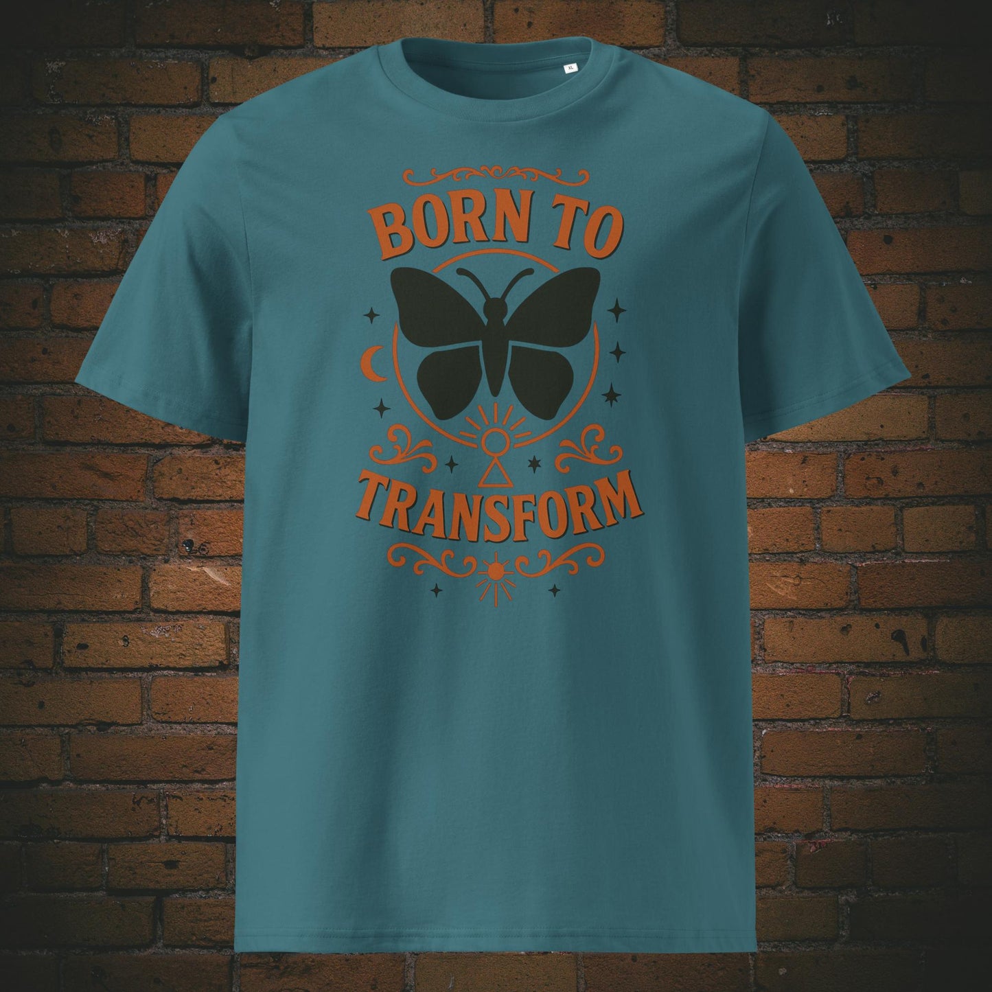 Eisblaues T-Shirt mit Schmetterlingsmotiv und Spruch „Born to Transform“, verziert mit spirituellen Symbolen wie Mond, Sternen und Schlüsselloch – Boho-inspiriertes Design.