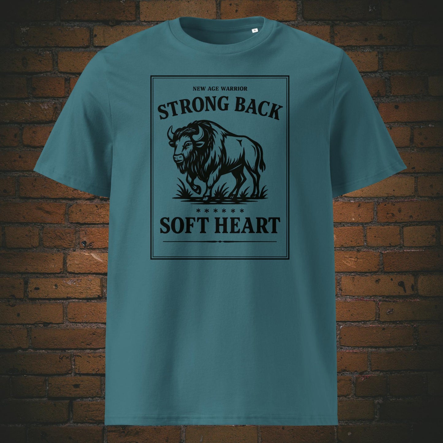 Minimalistischer Büffel in schwarz mit Spruch - Gedruckt auf T-Shirt in der Farbe: eisblau