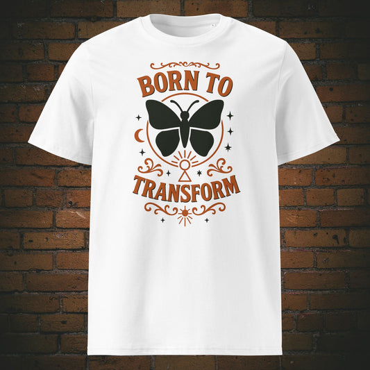Weißes T-Shirt mit Schmetterlingsmotiv und Spruch „Born to Transform“, verziert mit spirituellen Symbolen wie Mond, Sternen und Schlüsselloch – Boho-inspiriertes Design.