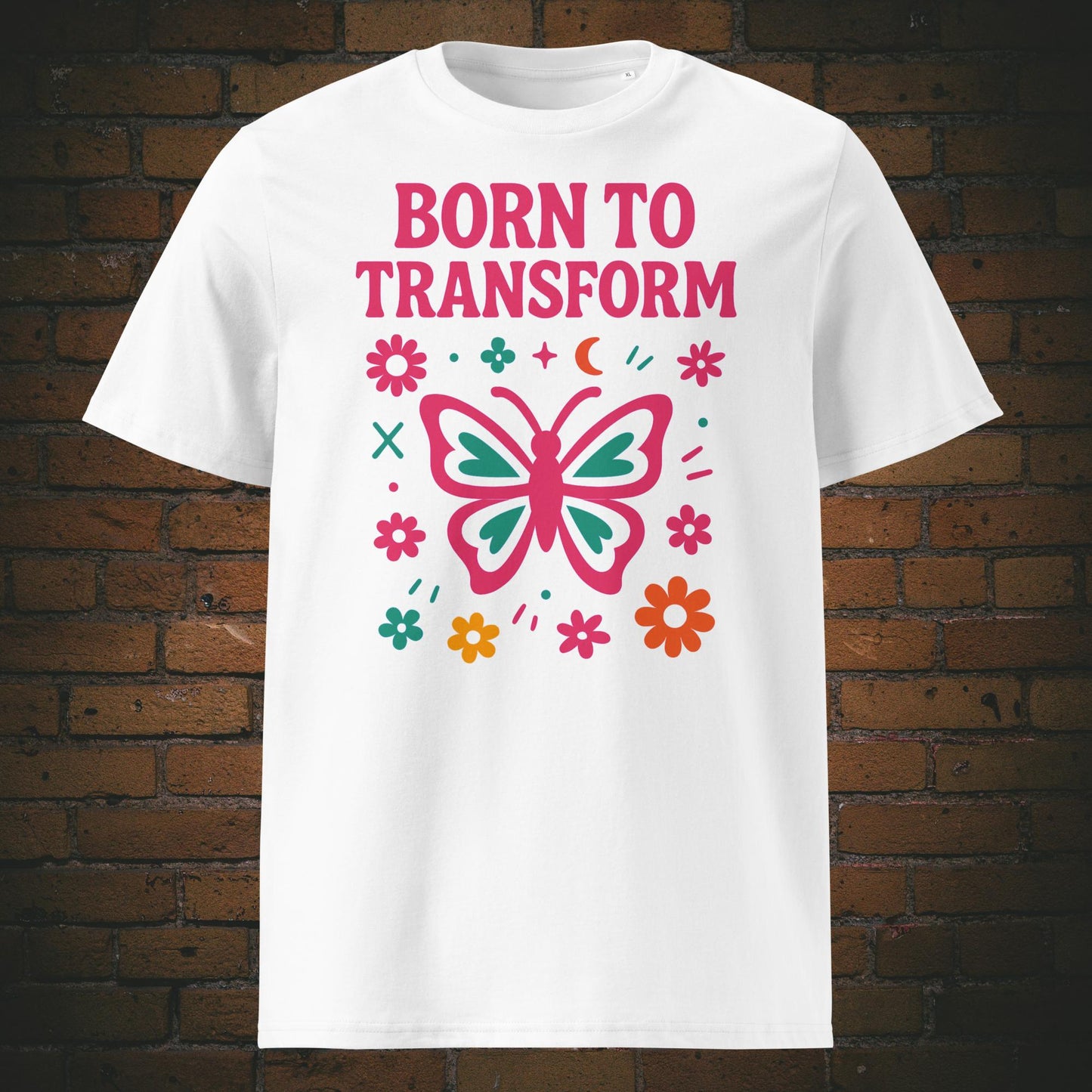 Fröhliches Statement-T-Shirt mit pink-türkisem Schmetterling und floralen Elementen – Symbol für Transformation, Freiheit und positive Energie. Shirtfarbe: weiß