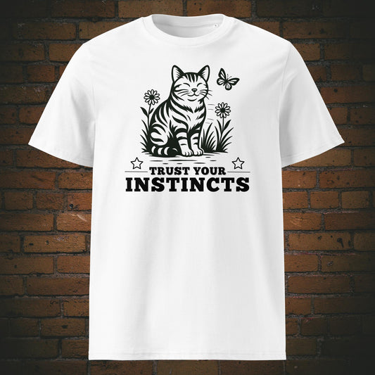 Katze in schwarz mit Blumen und Spruch gedruckt auf T-Shirt in der Farbe: weiss